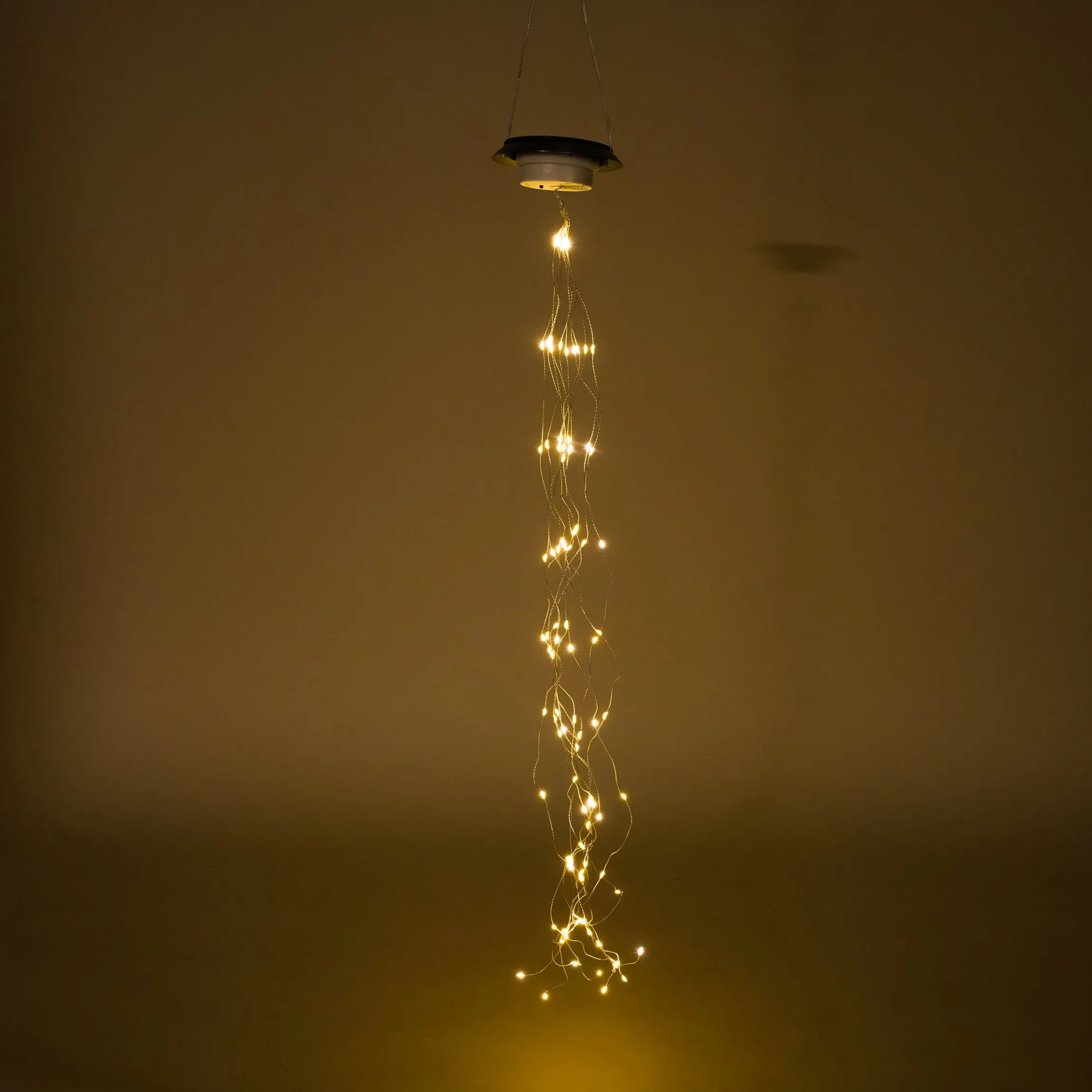 Hängendes Solar Lichterbündel Tamara mit 100 LEDs