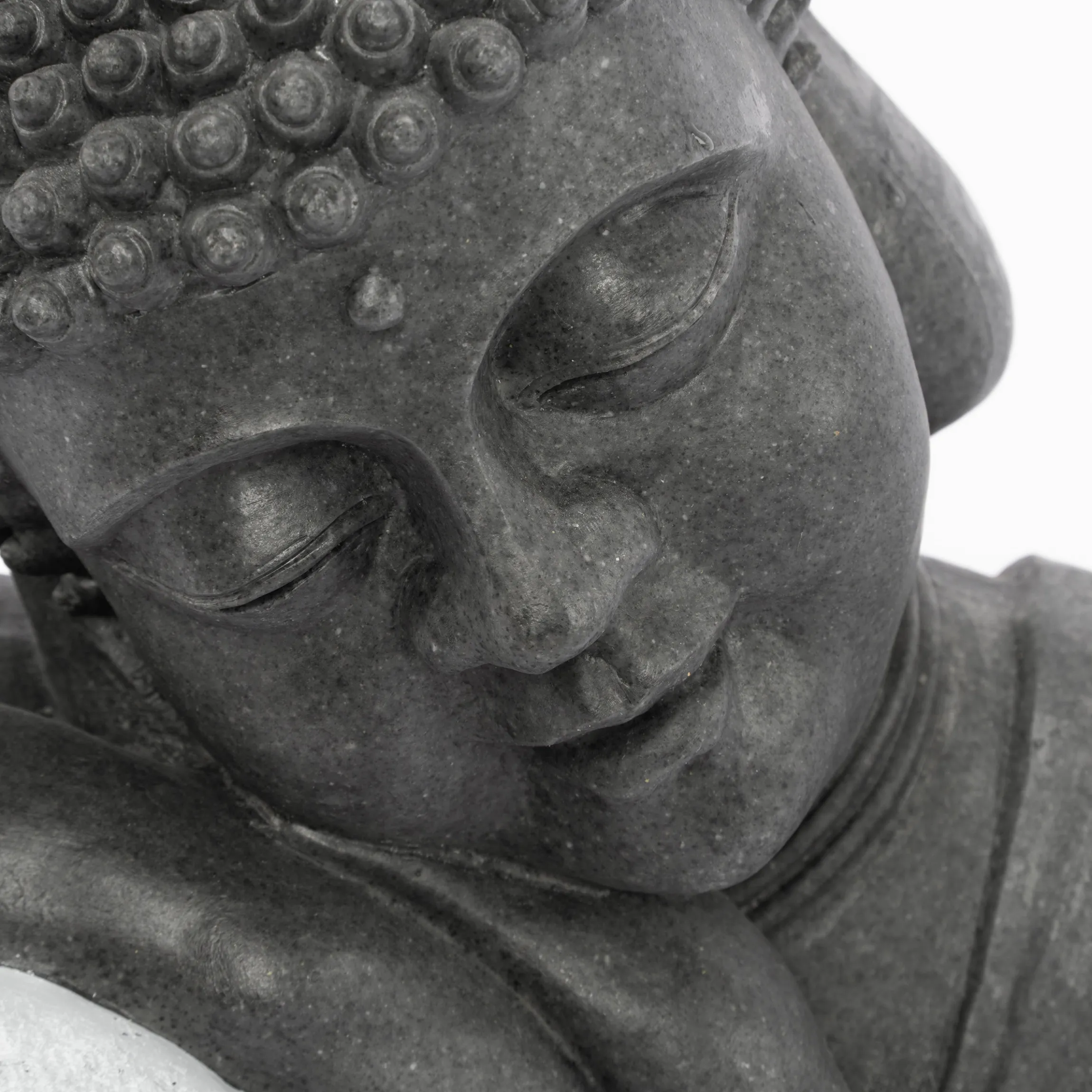 Solarbrunnen Buddha ruhend mit beleuchteter Wasserquelle