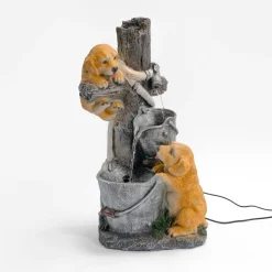 Solarbrunnen Hundewelpen Milo und Buddy an beleuchteter Wasserquelle