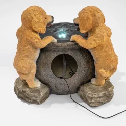 Solarbrunnen Hundewelpen Milo und Buddy am Brunnen mit LED Licht