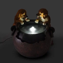 Solarbrunnen Hundewelpen Milo und Buddy am Brunnen mit LED Licht