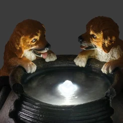 Solarbrunnen Hundewelpen Milo und Buddy am Brunnen mit LED Licht