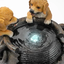 Solarbrunnen Hundewelpen Milo und Buddy am Brunnen mit LED Licht