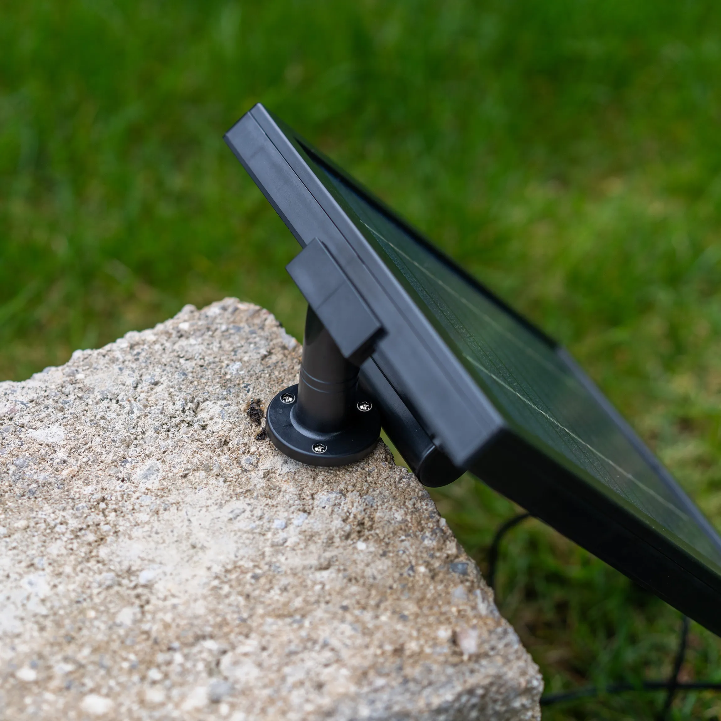 Solar Brunnen im Granitdesign mit Kaskade und LED Licht