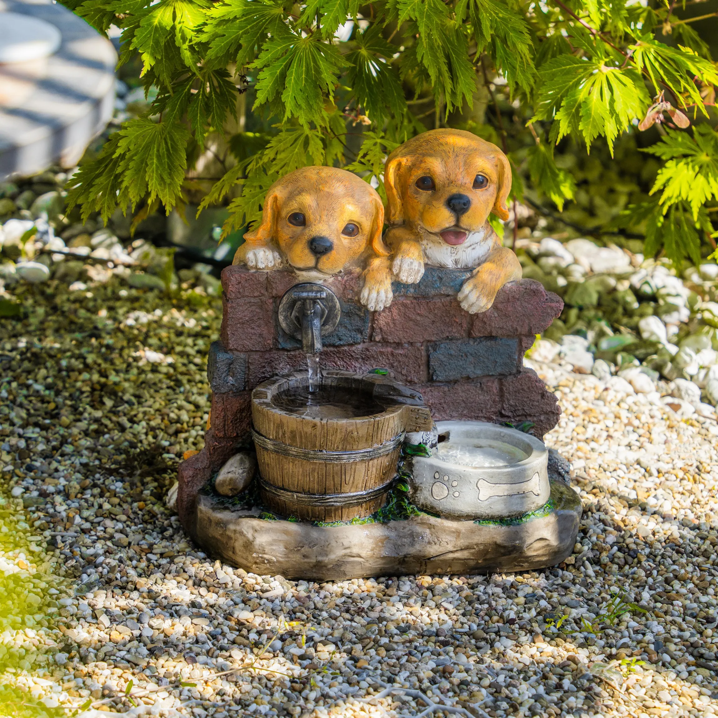 Solarbrunnen Welpen Milo & Buddy am Wasserbrunnen