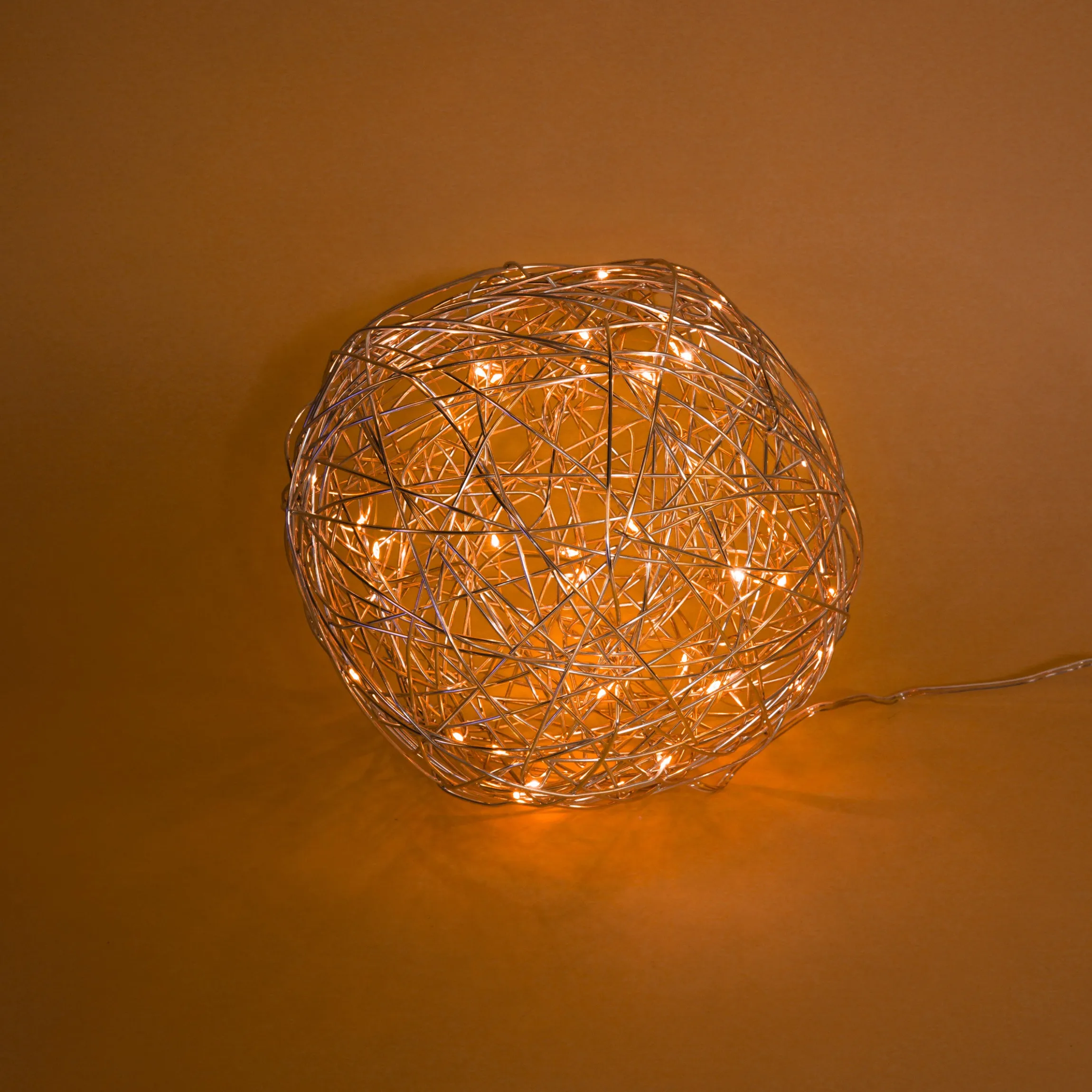Solar Deko-Drahtkugel ⌀ 25 cm mit 50 bernsteinfarben LEDs