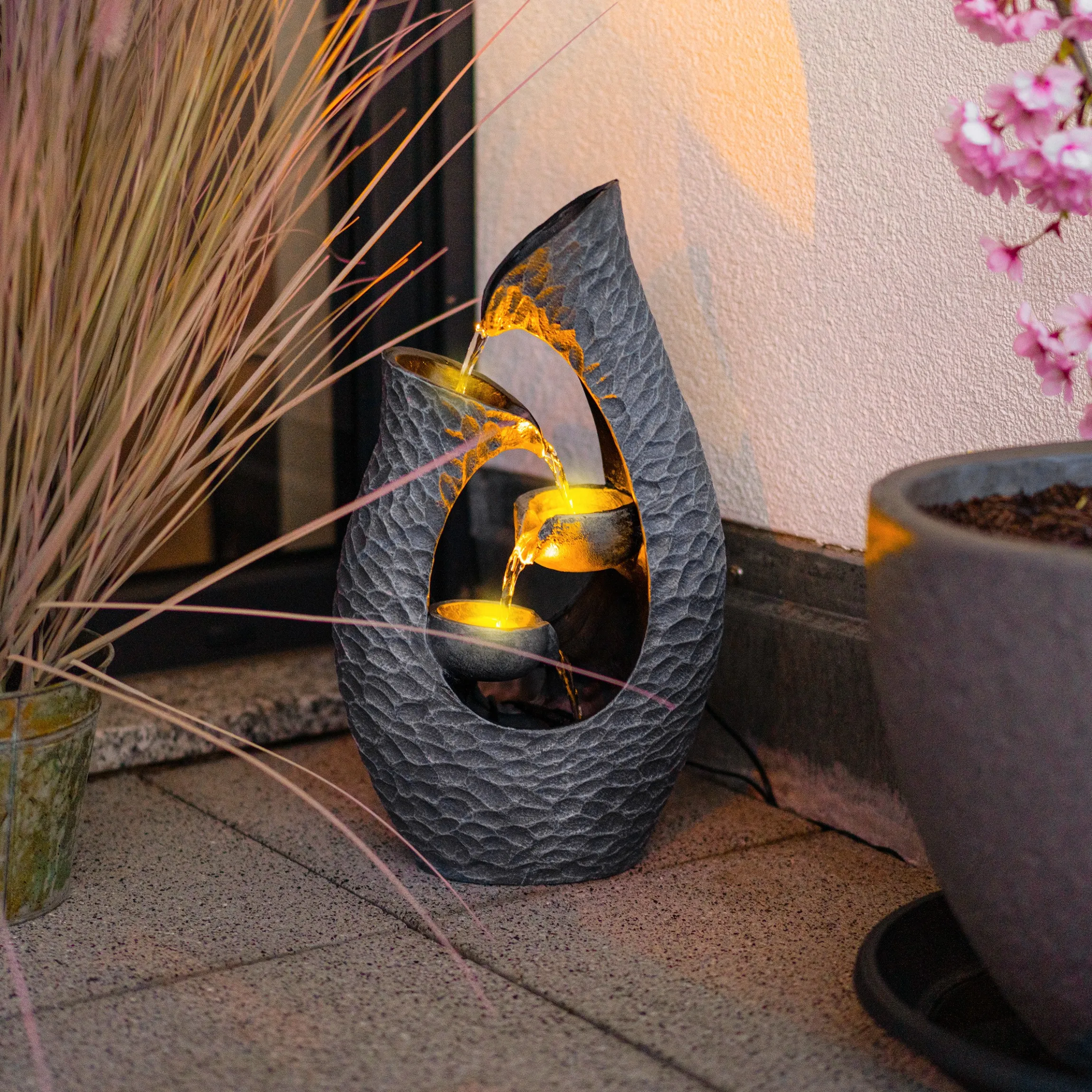 Solar Kaskadenbrunnen im Granit Steindesign mit LED Licht
