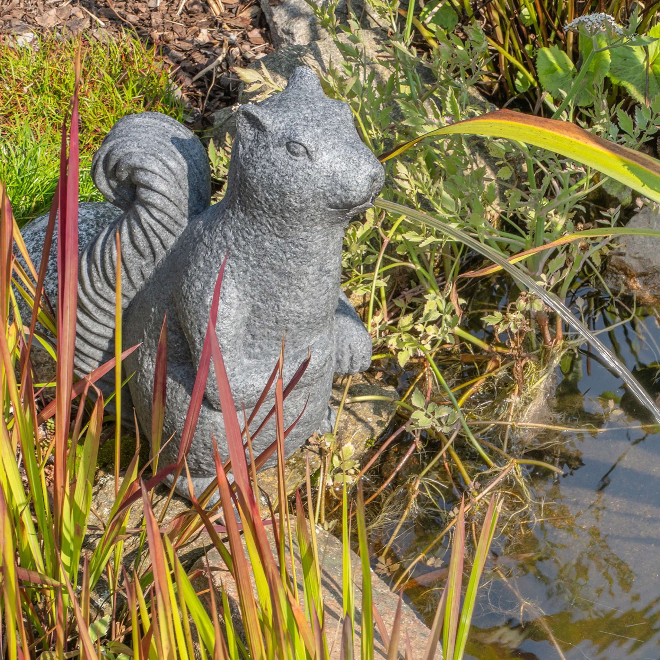 Solar Wasserspeier-Set sitzendes Einchhörnchen Puschel