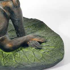 Wasserspeier-Figur Frosch seitlich liegend auf Seerose