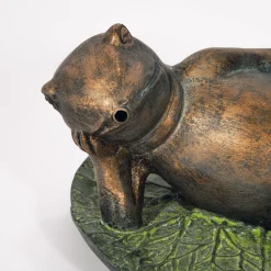 Wasserspeier-Figur Frosch seitlich liegend auf Seerose
