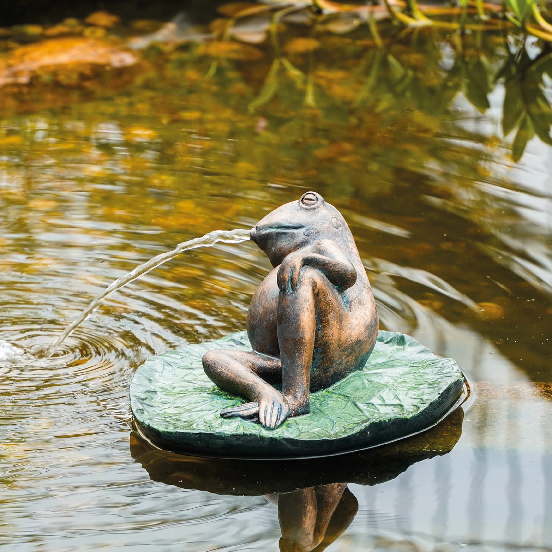 Wasserspeier-Figur Frosch seitlich liegend auf Seerose
