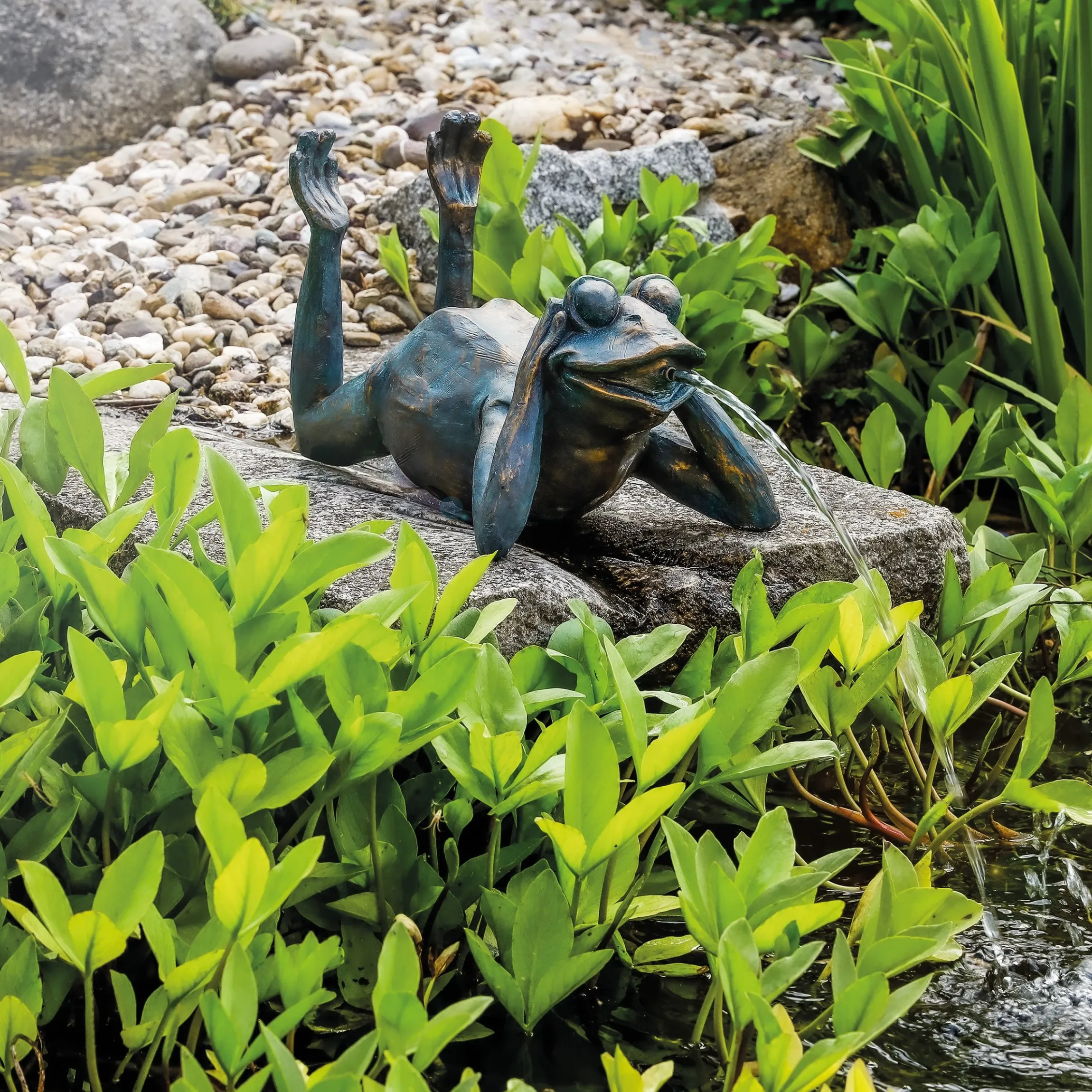 Wasserspeier-Figur liegender Frosch