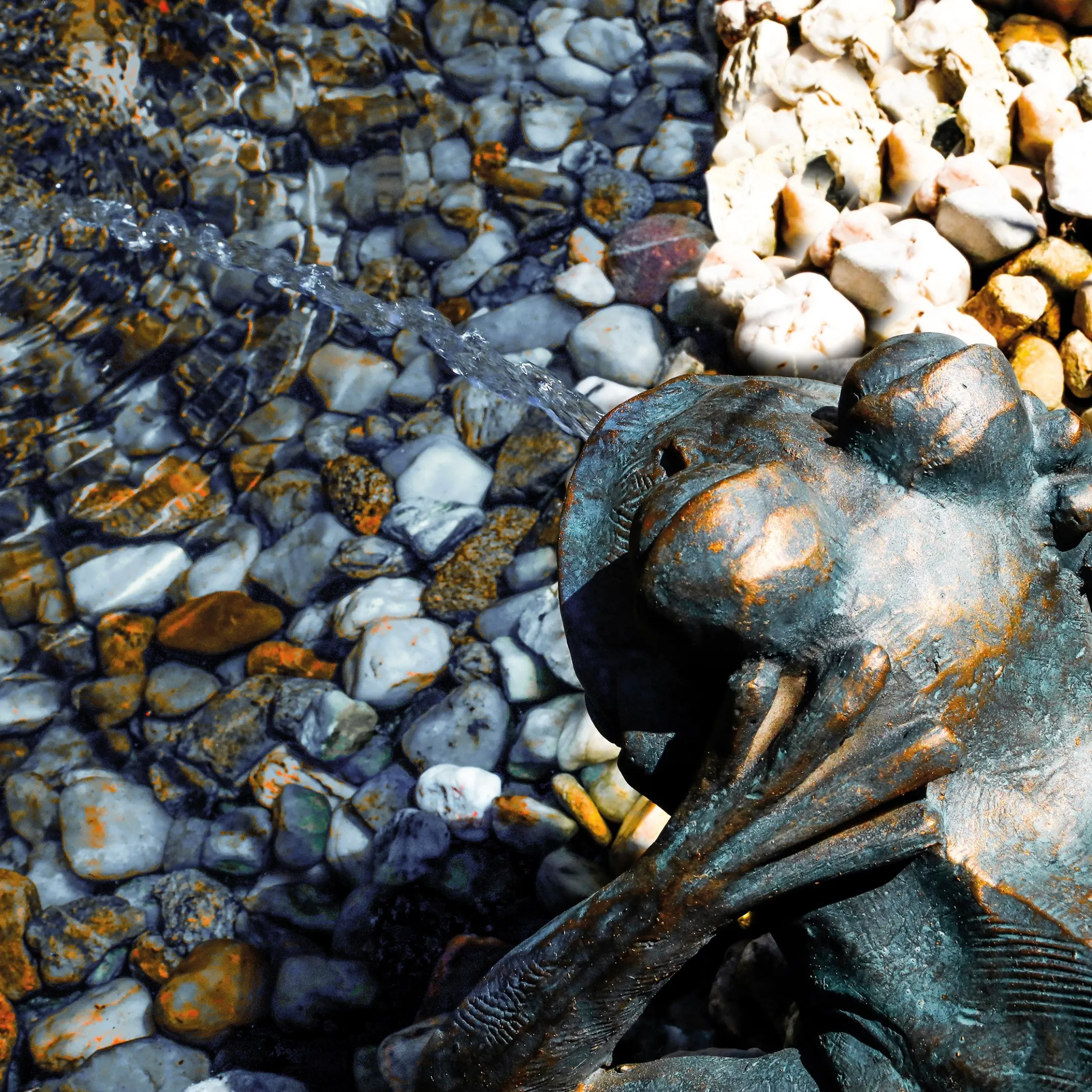 Wasserspeier-Figur liegender Frosch