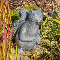 Wasserspeier-Figur sitzendes Eichhörnchen Puschel